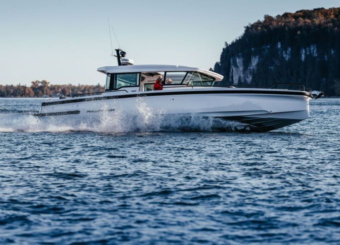Motorboat Axopar 37 XC Cross Cabin 600hp