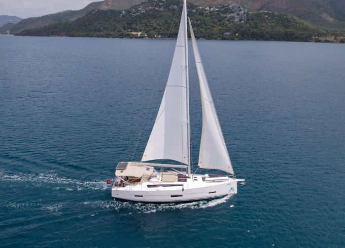 Sailboat Dufour 430 13m