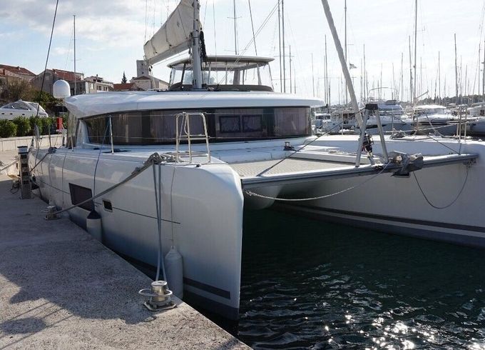 Catamaran LAGOON 42 12.8m