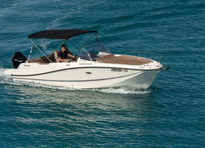 Motorboat Quicksilver Activ 755 Sundeck 250hp