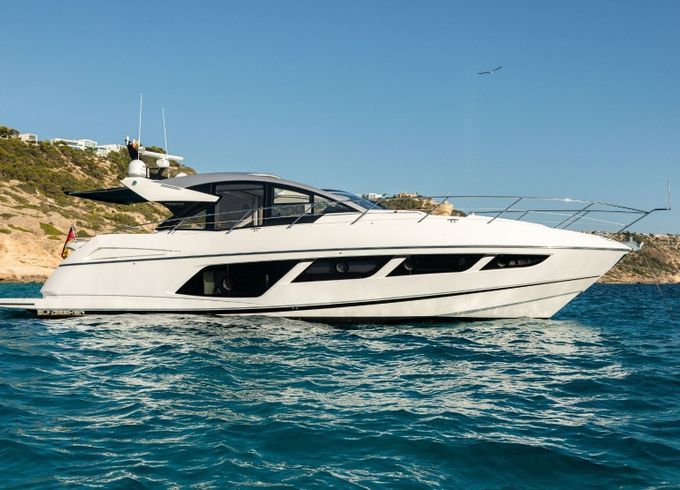 Motor yacht Sunseeker Predator 57 1800hp