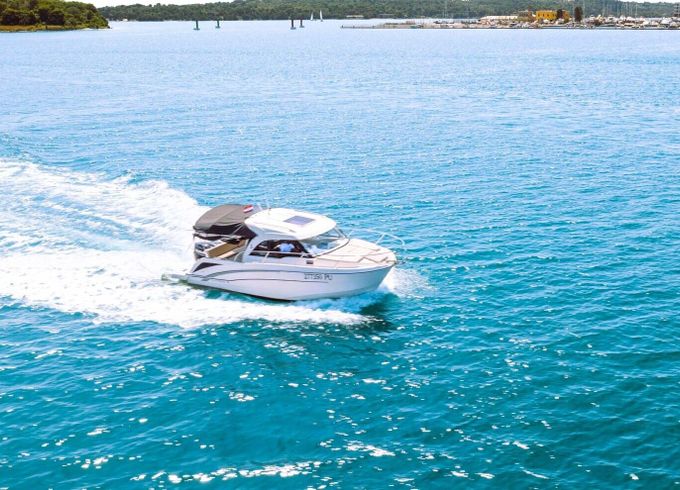 Motorboat Beneteau Antares 8 200hp