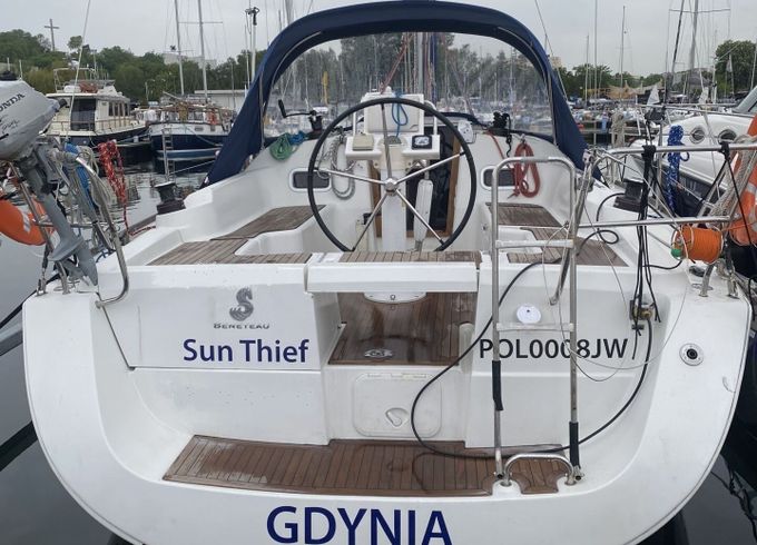 Sailboat Beneteau Oceanis 34 9.99m
