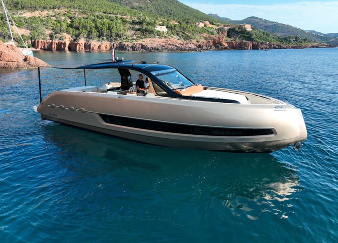 Motorboat invictus Invictus 460TT 960hp