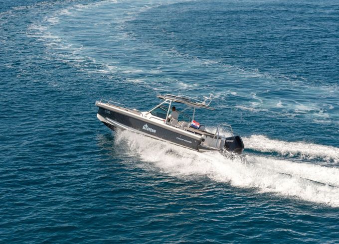 Motorboat Axopar 28 T-top 300hp