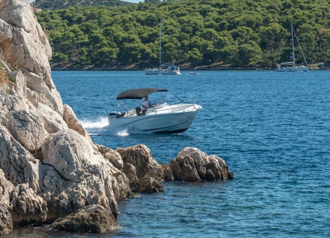 Motorboat JEANNEAU Cap Camarat 6.5 200hp