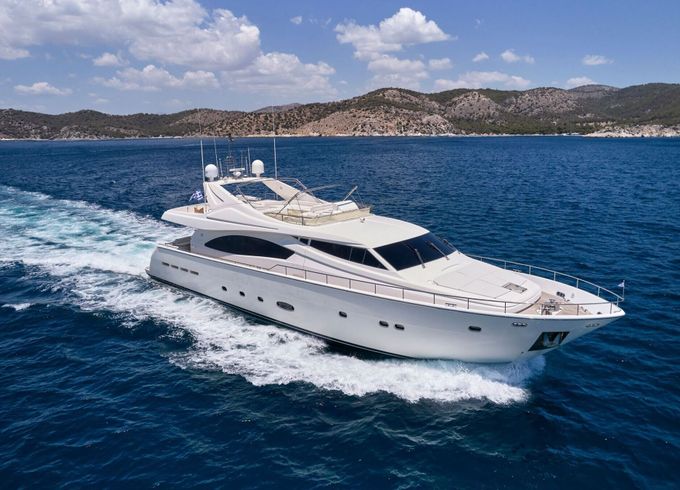 Motor yacht Ferretti 880