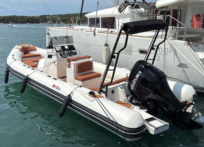 Motorboat Viga Deluxe 760 250hp
