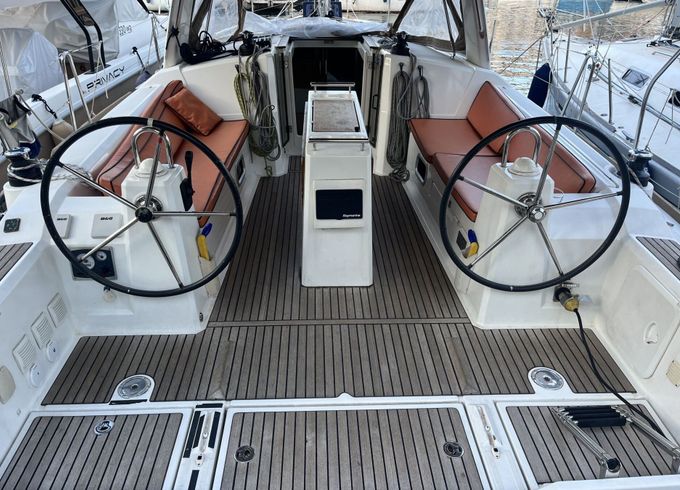 Sailboat BENETEAU Oceanis 38 11.33m