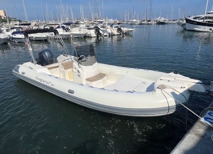 Motorboat Capelli Capelli Tempest 700 200hp