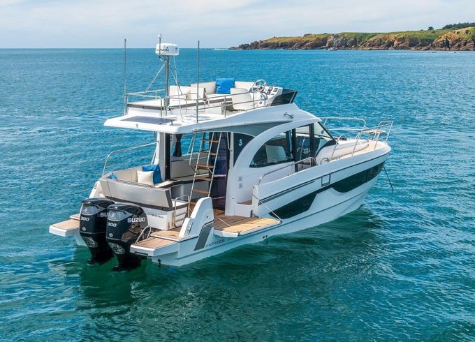 Motorboat BENETEAU ANTARES 11 OB FLY 600hp
