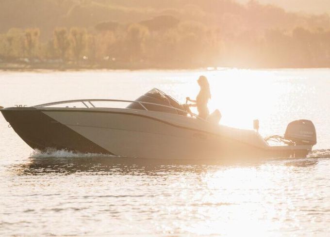 Motorboat clear aries 100hp