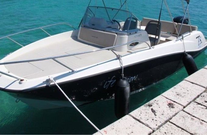 Motorboat Quicksilver Activ 675 Sundeck 200hp