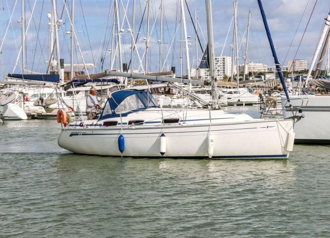 Sailboat BAVARIA 30 CRUISER 9.7m