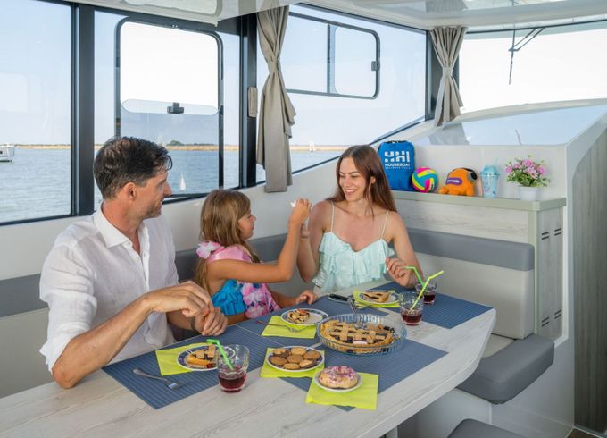 Motorboat Houseboat Poseidon 45 65hp