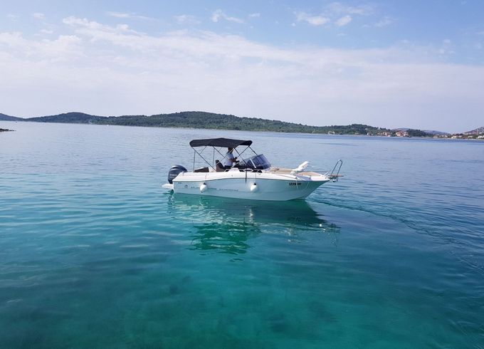 Motorboat Atlantic Marine Sun Cruiser 655 200hp