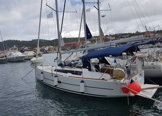 Sailboat DUFOUR 360 Grand Large 10.3m