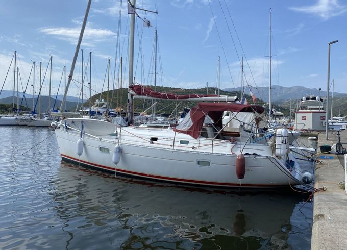 Sailboat Beneteau Oceanis Clipper 361 11.1m