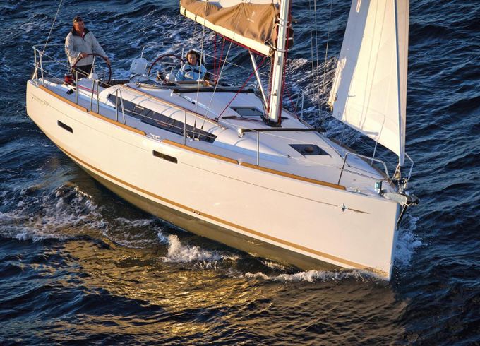 Sailboat Jeanneau Sun Odyssey 379 DL 3CAB 11.3m