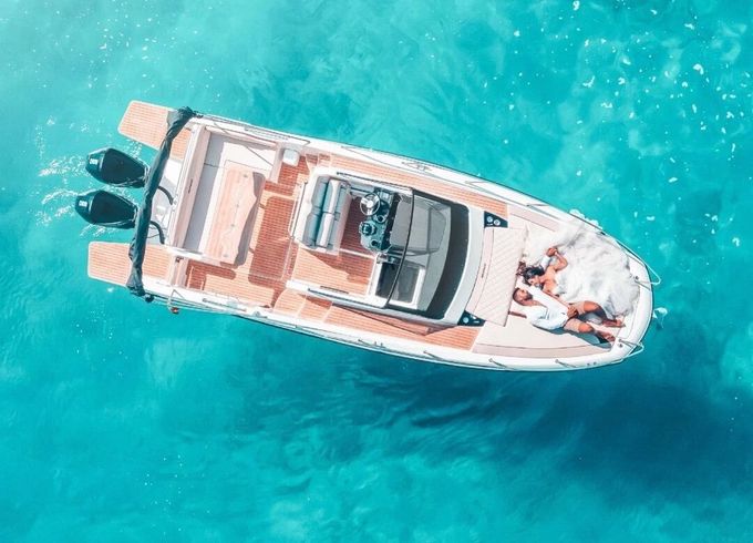 Motorboat Quicksilver Activ 875 Sundeck 300hp