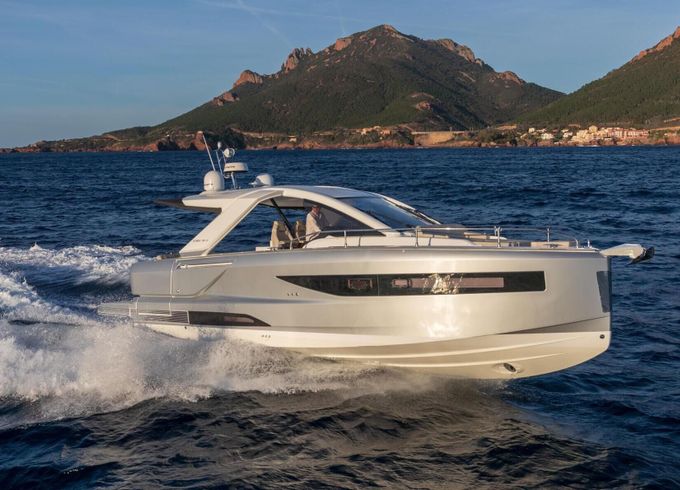 Motorboat Jeanneau DB 37 640hp