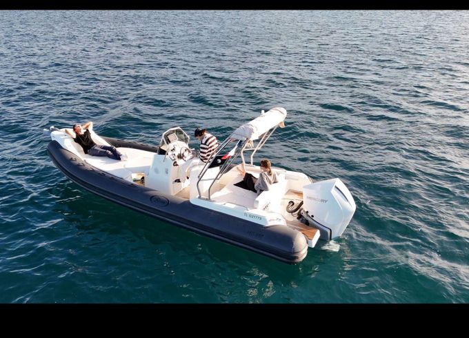 Motorboat Saver MG 698 250hp