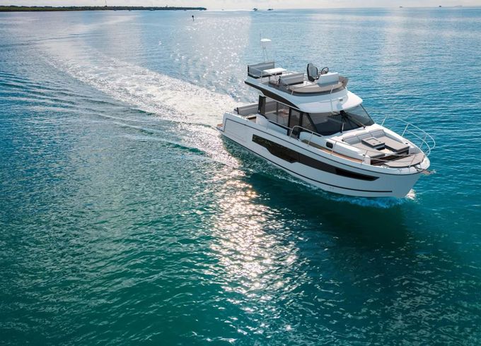Motorboat Jeanneau MERRY FISHER 1095 FLY 600hp