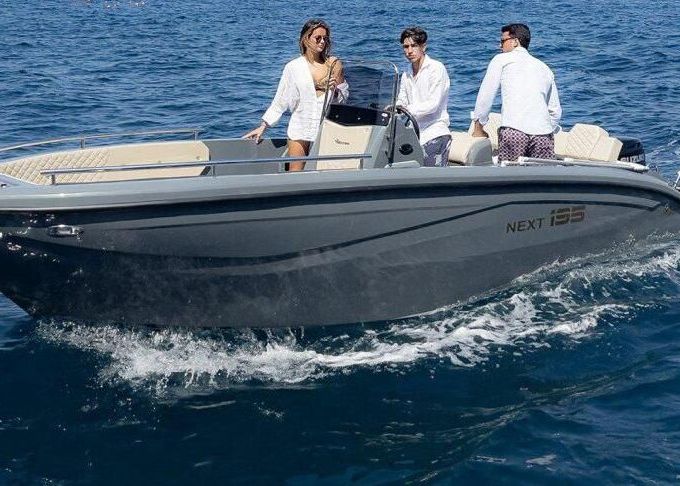 Motorboat mini yacht lux boat 150hp
