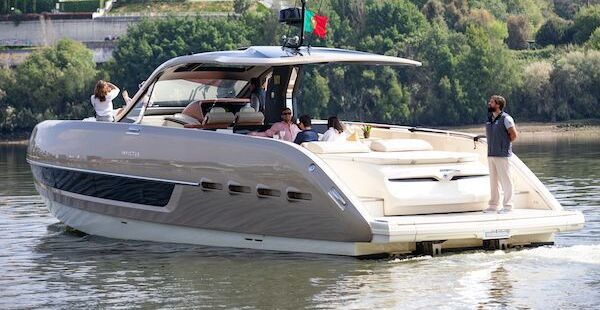 Motorboat Invictus 46 1200hp