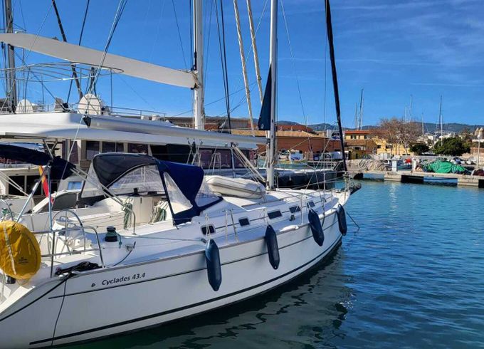 Sailboat Beneteau Cyclades 43.4 12.94m