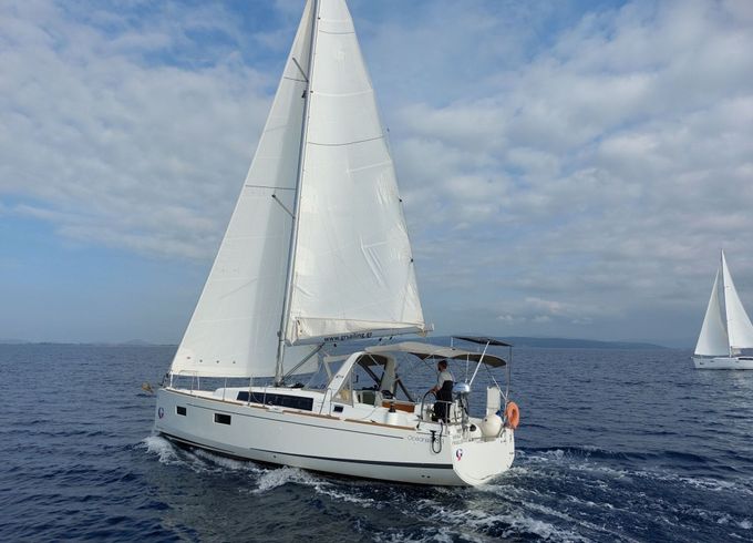 Sailboat BENETEAU OCEANIS 38.1 11.5m
