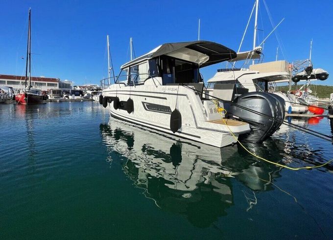 Motorboat Jeanneau Merry Fisher 1095 600hp