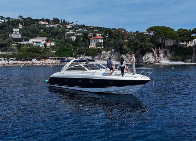 Motorboat Princess V42 520hp
