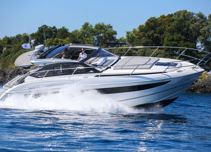 Motorboat Princess V40 680hp