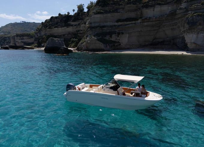 Motorboat Invictus FX240 200hp