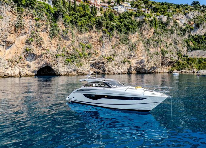 Motorboat Princess V40 680hp