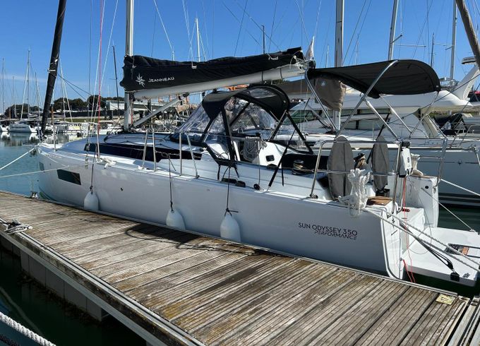 Sailboat Jeanneau Sun odyssey 350 10.94m