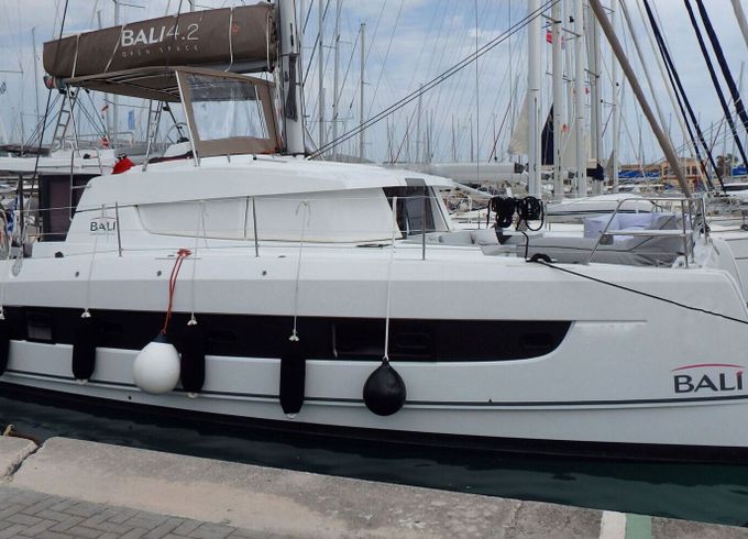Catamaran Catana Group Bali 4.2 - 4 + 2 cab. 12.85m