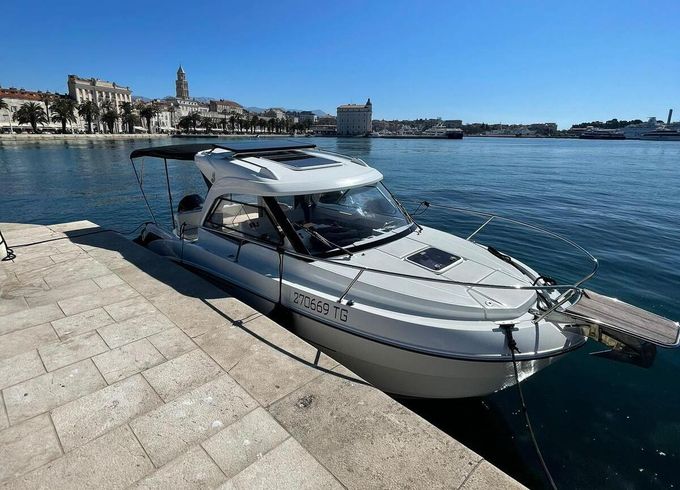 Motorboat Beneteau OB 7 200hp
