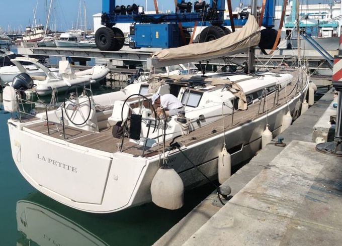 Motorboat Dufour 460 60hp
