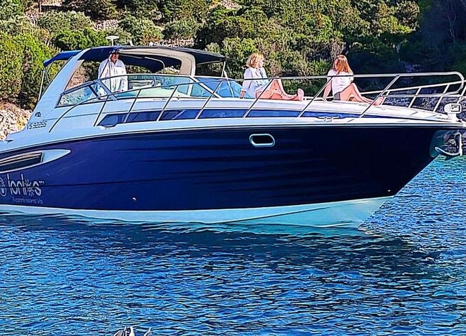 Motorboat BAYLINER AVANTTI 40 700hp