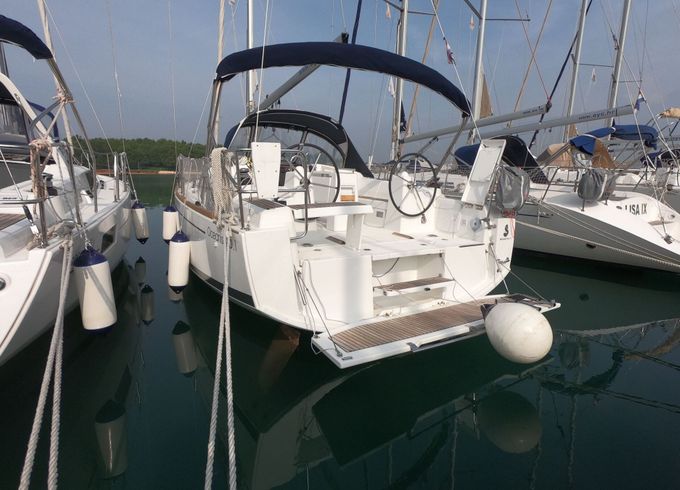 Sailboat BENETEAU OCEANIS 35.1 10.45m