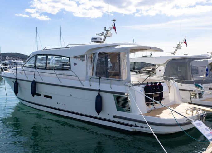 Motorboat Nimbus 405 Coupe 640hp