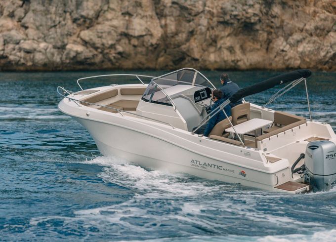Motorboat Atlantic Marine Open 750 300hp