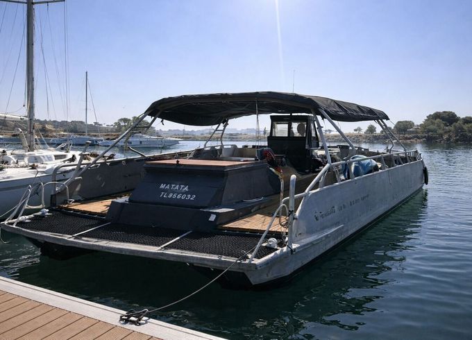 Motorboat yachting creation support plongeur