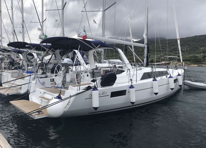 Sailboat BENETEAU OCEANIS 41.1 12.43m