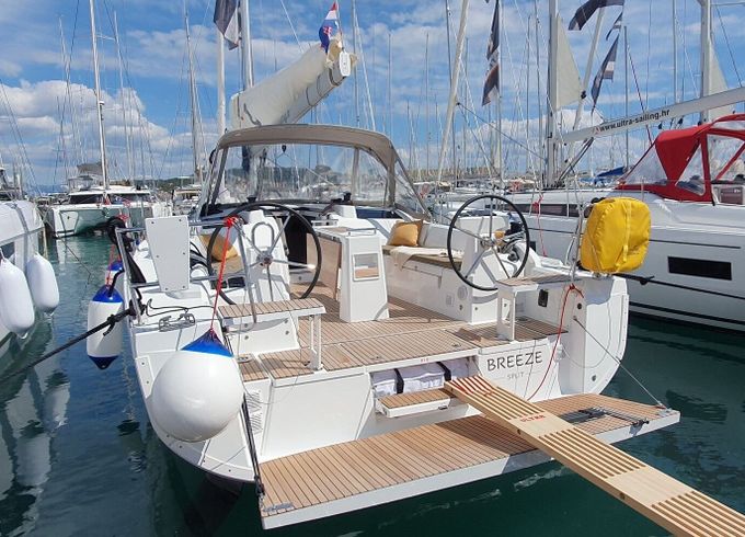 Sailboat Bénéteau Oceanis 37.1 11m