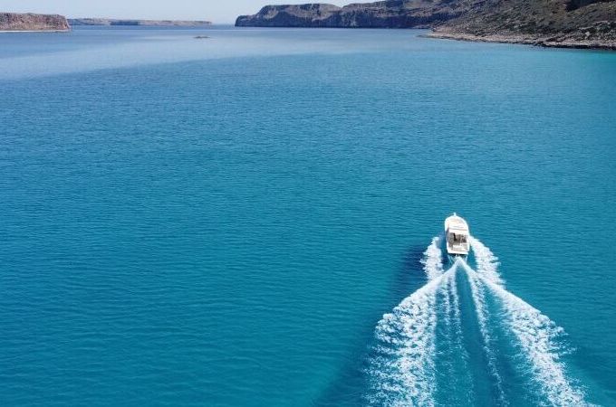 Motorboat UAE Dolphin deluxe 3300 240hp