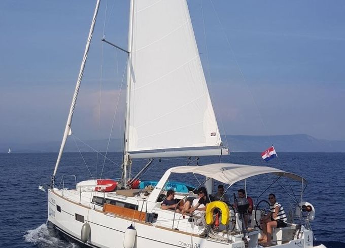 Sailboat BENETEAU OCEANIS 38 11.55m