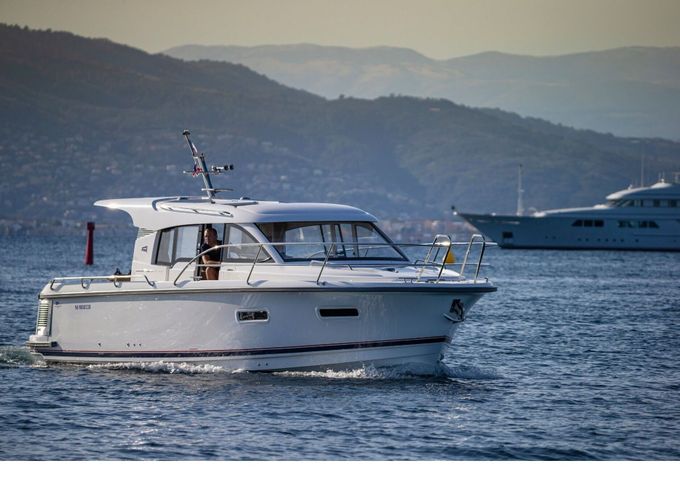 Motorboat Nimbus 305 coupe 1hp